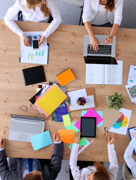 Uomini d'affari che siedono e discutono alla riunione di lavoro, in ufficio — Foto Stock