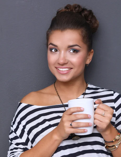 Porträt einer jungen Frau mit Tasse Tee oder Kaffee — Stockfoto