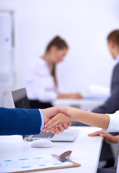 Gente de negocios dándose la mano, terminando una reunión, en la oficina —  Fotos de Stock