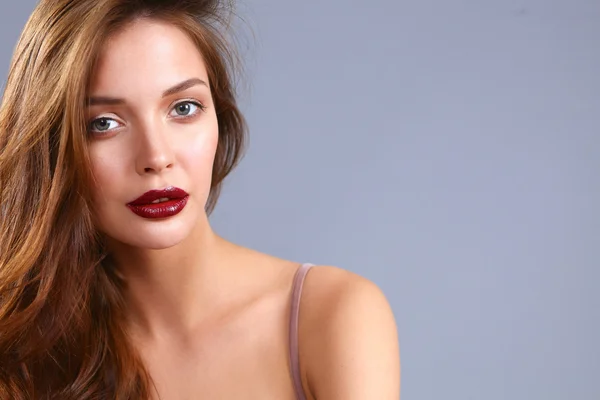 Retrato de mujer hermosa, aislado sobre fondo gris — Foto de Stock