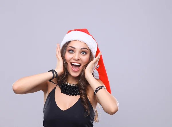 Attraktive lächelnde Frau mit Weihnachtsmütze — Stockfoto