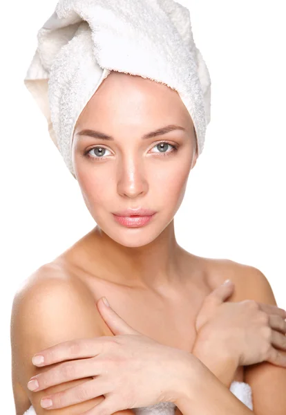 Красивая женщина с полотенцем на голове — стоковое фото
