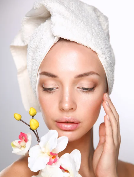 Woman in towel with orchid flowers — Stock Photo, Image