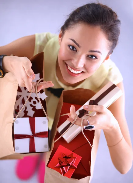 Femme souriante avec cadeaux de Noël — Photo