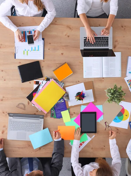 Uomini d'affari che siedono e discutono alla riunione di lavoro, in ufficio — Foto Stock