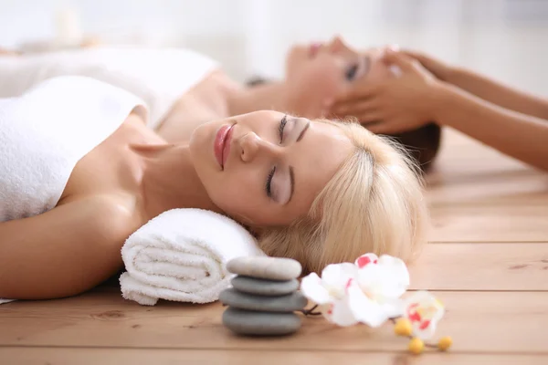 Two young beautiful women relaxing and enjoying at the spa center — Stock Photo, Image