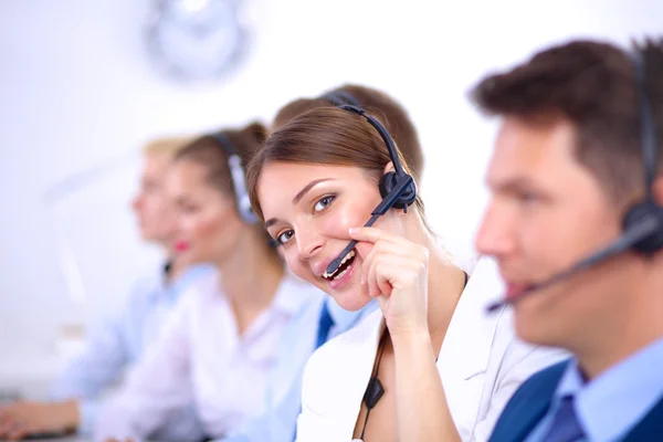 Atractivo Sonriendo jóvenes empresarios positivos y colegas en una oficina de call center — Foto de Stock