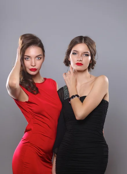 Deux jeunes femmes de beauté debout ensemble — Photo