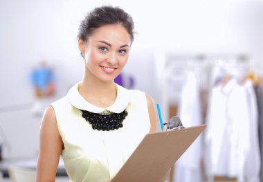 Stüdyoda çalışan modern genç moda tasarımcısı.