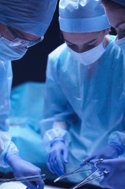 Ekip cerrahı ameliyathanede..