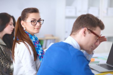 Yeni bir proje üzerinde çalışan genç iş adamları