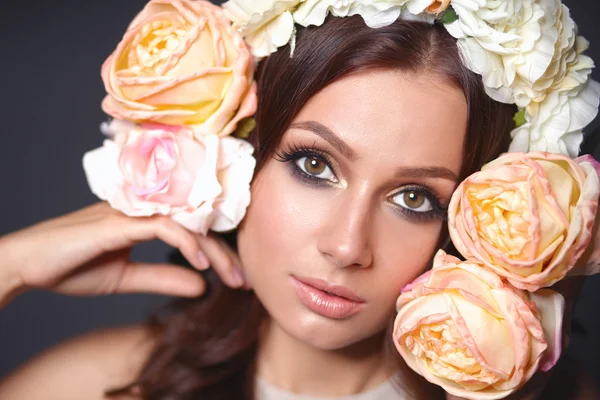 Portrait of a beautiful woman with flowers in her hair. Fashion — Stock Photo, Image