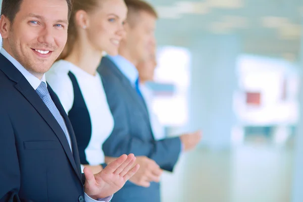 Le affärsmän applåderar en bra presentation på kontoret — Stockfoto
