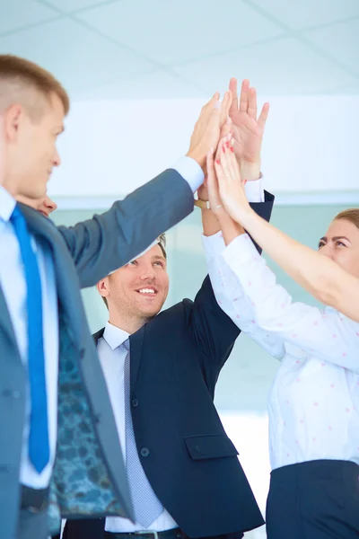 Mensen uit het bedrijfsleven met hun handen samen in een cirkel — Stockfoto