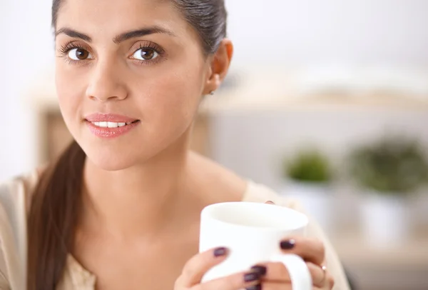 Hermosa mujer de negocios disfrutando del café en la oficina brillante —  Fotos de Stock