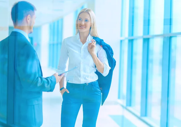 Sonriente equipo de negocios exitoso de pie en la oficina — Foto de Stock