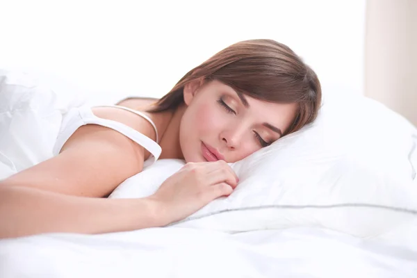 Όμορφη κοπέλα κοιμάται στην κρεβατοκάμαρα, ξαπλωμένος στο κρεβάτι — Φωτογραφία Αρχείου