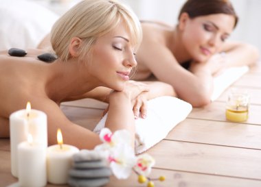 rahatlatıcı ve spa merkezinde zevk iki genç güzel kadın