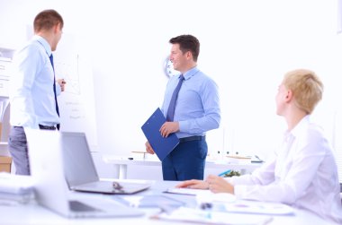 İş adamları iş toplantısında oturup tartışıyor.