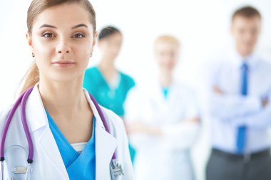 Tıp grubunun önünde çekici bir kadın doktor.