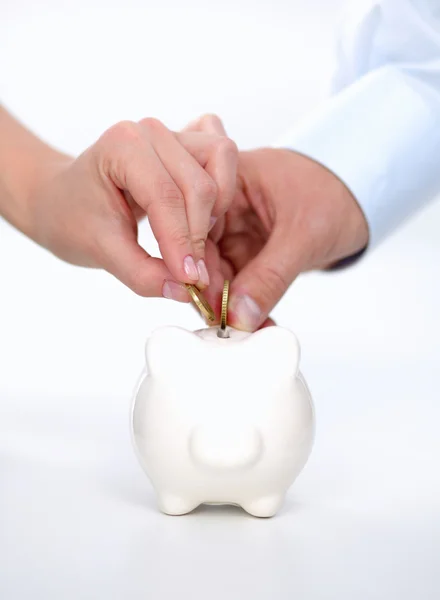 Gente poniendo moneda en la alcancía — Foto de Stock