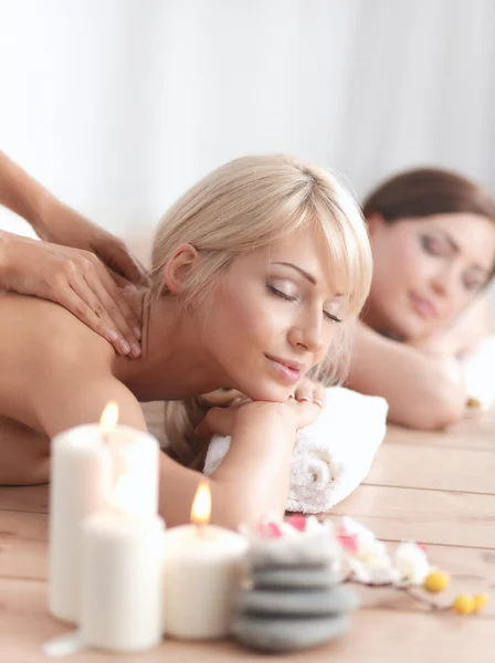 Deux jeunes belles femmes se détendre et profiter au centre de spa — Photo