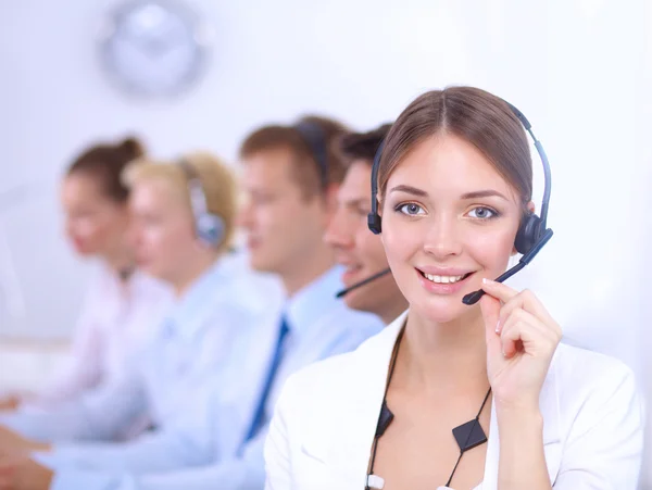 Aantrekkelijk Lachend positieve jonge ondernemers en collega 's in een callcenter — Stockfoto