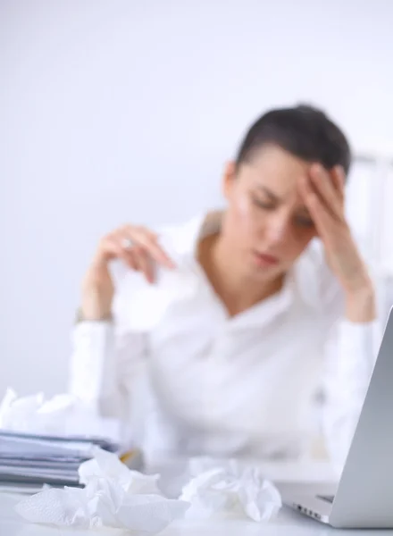 Gestresste Geschäftsfrau sitzt am Schreibtisch im Büro — Stockfoto