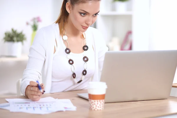 Porträtt av en affärskvinna som sitter vid skrivbordet med laptop — Stockfoto