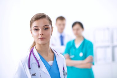 Tıp grubunun önünde çekici bir kadın doktor.