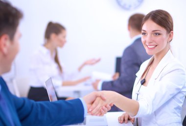 İş adamları el sıkışıyor, toplantıyı bitiriyor, ofiste.