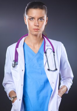 Steteskopu olan genç doktor kadın gride izole edilmiş.