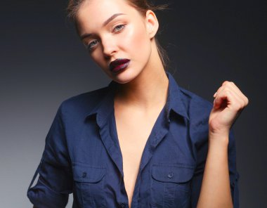 Güzel genç kadın yüz portresi. Siyah arka plan üzerine izole