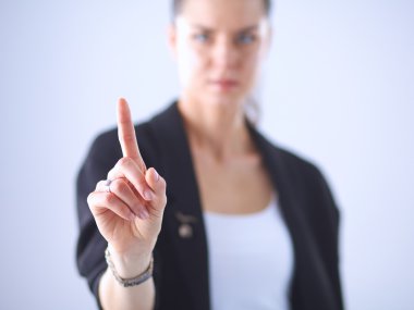 Kadın parmaklarıyla hayali bir ekrana dokunuyor.