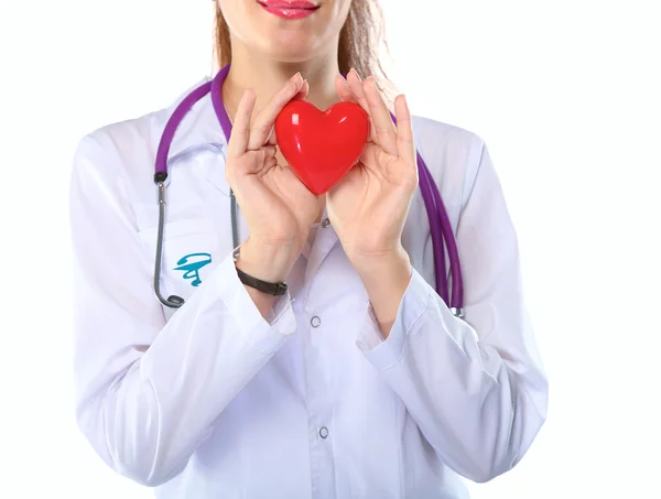 Молода жінка-лікар тримає червоне серце, ізольовано на білому тлі — стокове фото