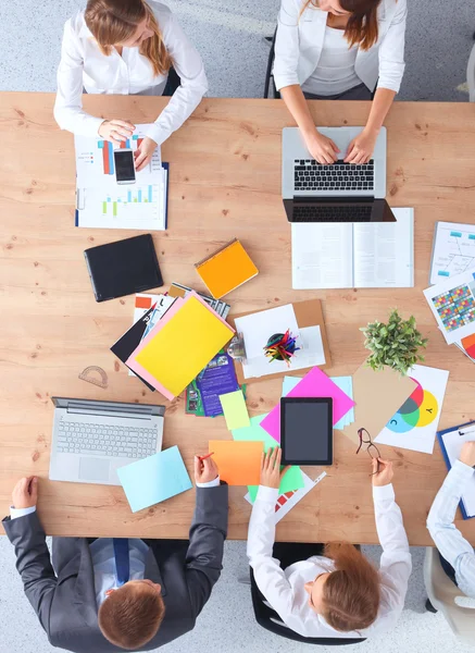 Gente de negocios sentada y discutiendo en la reunión de negocios, en la oficina — Foto de Stock