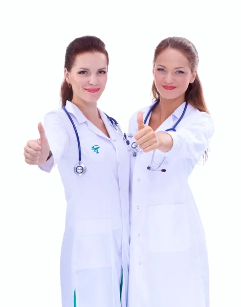 Zwei junge Ärztinnen zeigen Okay, stehen im Krankenhaus — Stockfoto