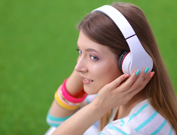 Mulher ouvindo a música — Fotografia de Stock