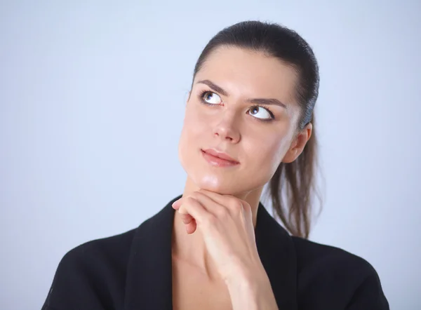 Jonge vrouw permanent, geïsoleerd op grijze achtergrond — Stockfoto