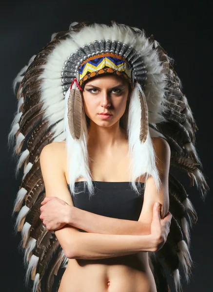 Belle femme en costume amérindien avec des plumes — Photo