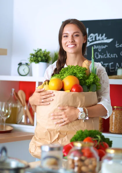 Jonge vrouw met boodschappentas met groenten — Stockfoto