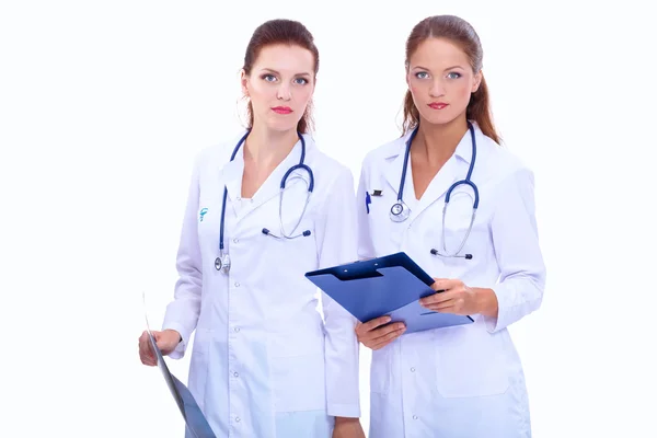 Duas mulheres enfermeira assistindo imagem de raios X, de pé no hospital — Fotografia de Stock