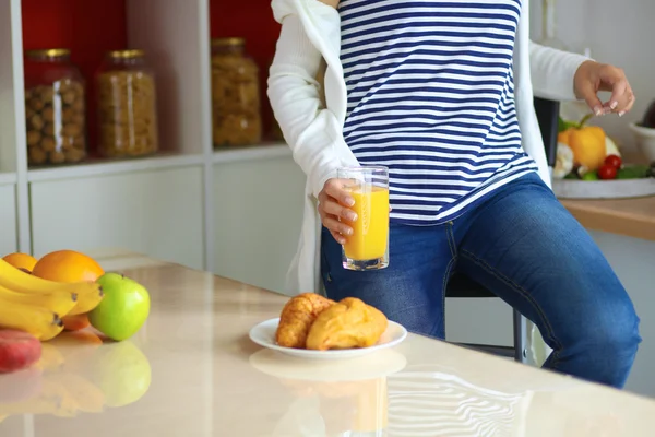 Porträtt av en vacker kvinna som håller glas med välsmakande juice — Stockfoto