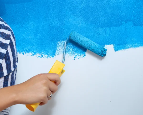Feliz hermosa joven mujer haciendo pintura de pared — Foto de Stock