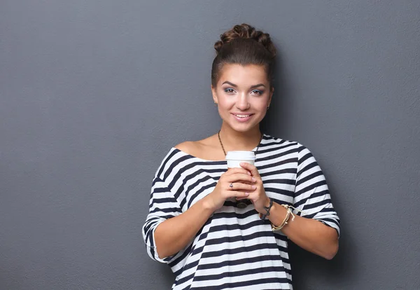 Ritratto di giovane donna con tazza di tè o caffè — Foto Stock