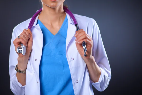 Jovem médica com estetoscópio isolado em cinza — Fotografia de Stock