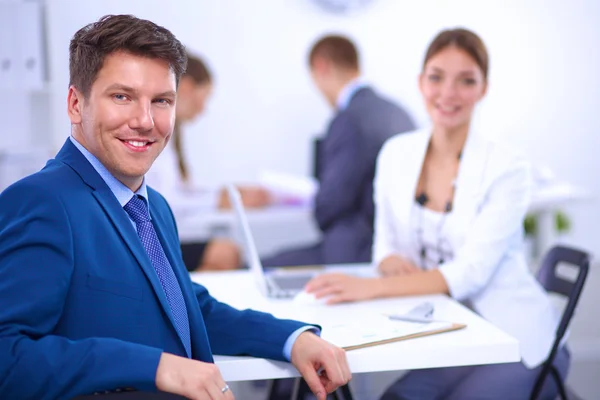 Hermosos jóvenes empresarios con colegas discutiendo en el fondo — Foto de Stock