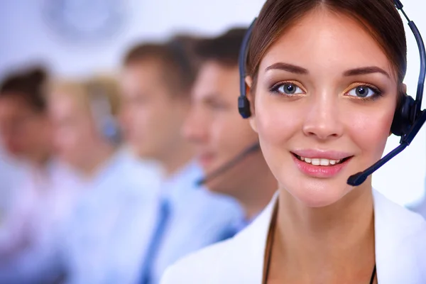 Attraktives Lächeln positiver junger Geschäftsleute und Kollegen in einem Callcenter-Büro — Stockfoto