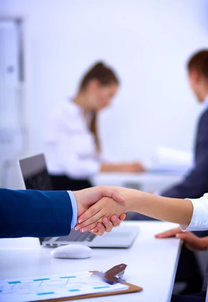 Podnikatelé si potřásají rukama, dokončují schůzku, v kanceláři — Stock fotografie