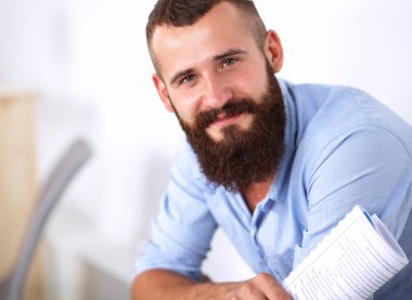 sandalye ile office kitapta oturan genç işadamı